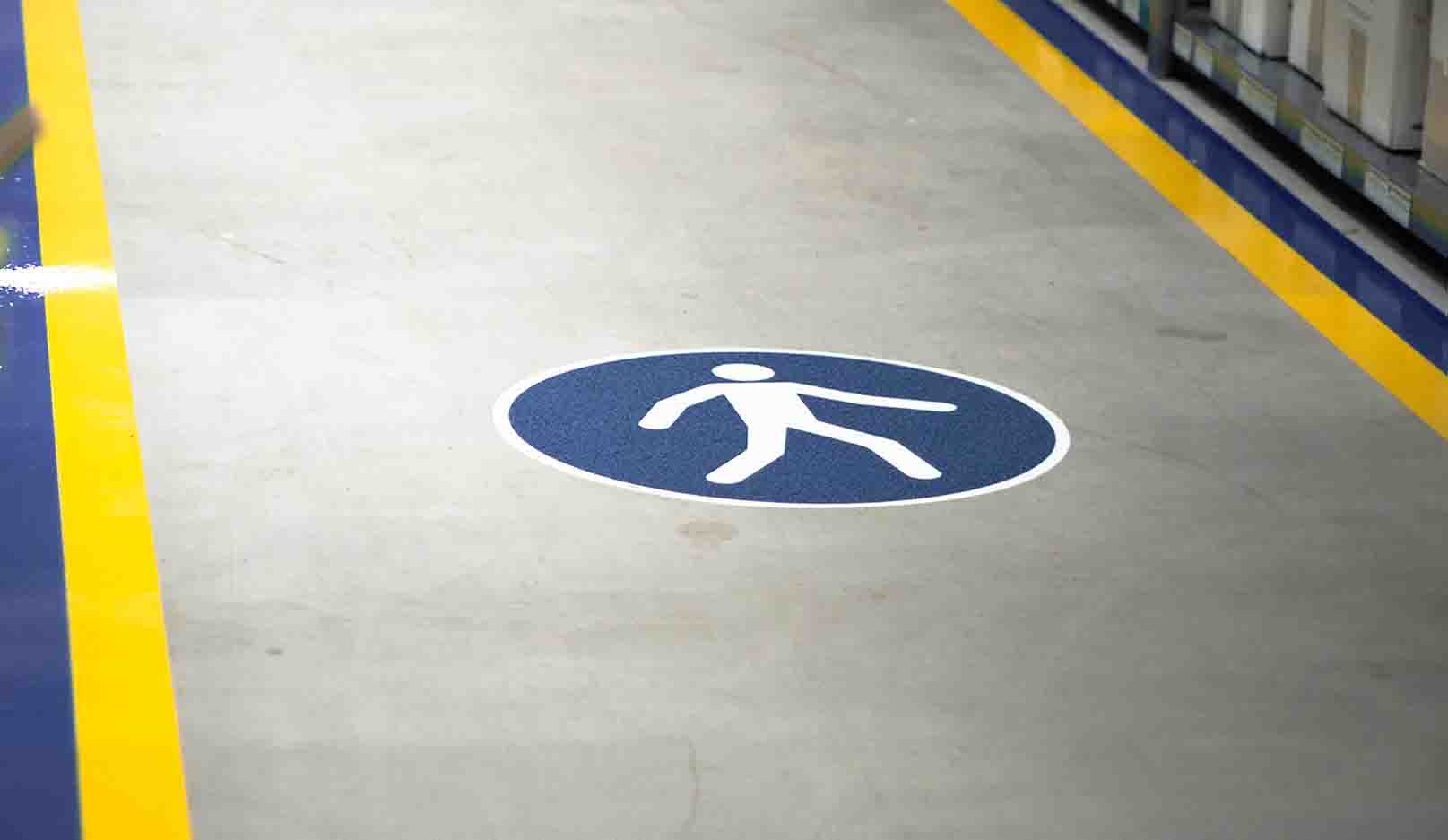 Bid sign for pedestrians on the floor of a corridor