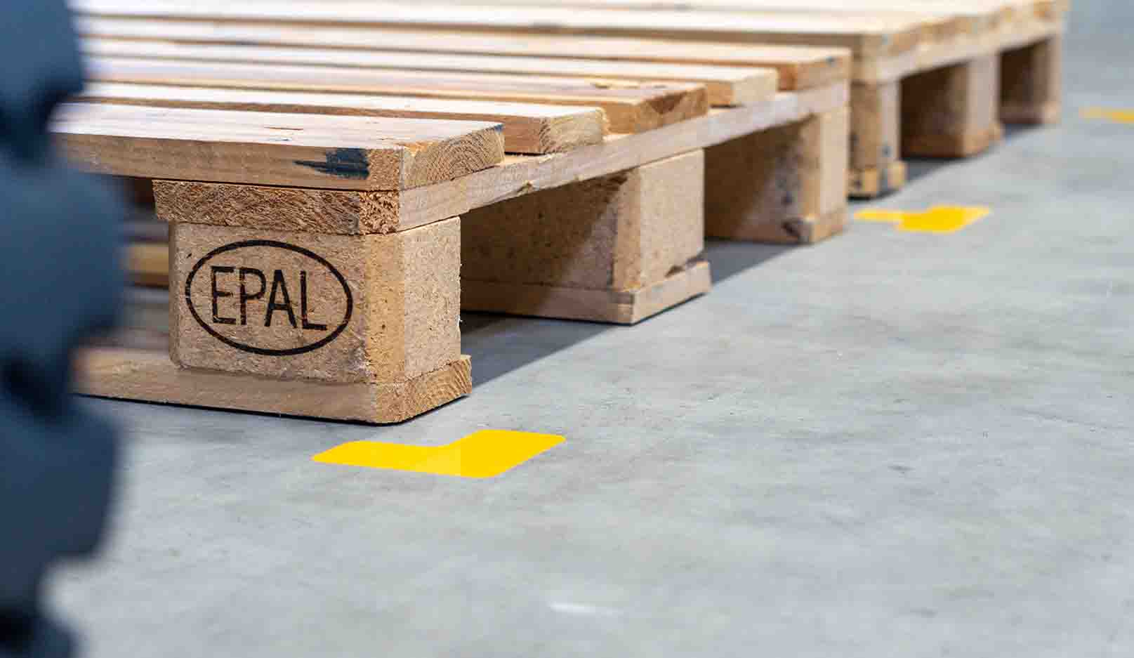 Storage location markings mark a pallet parking space.markieren einen Palettenstellplatz