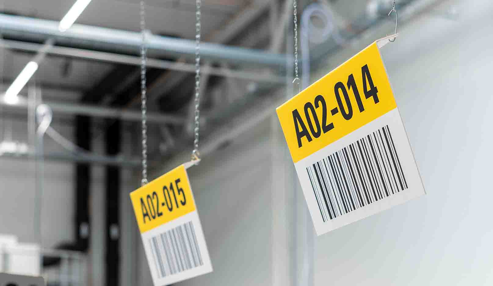 2 von der Decke hängende Schilder mit Barcodes