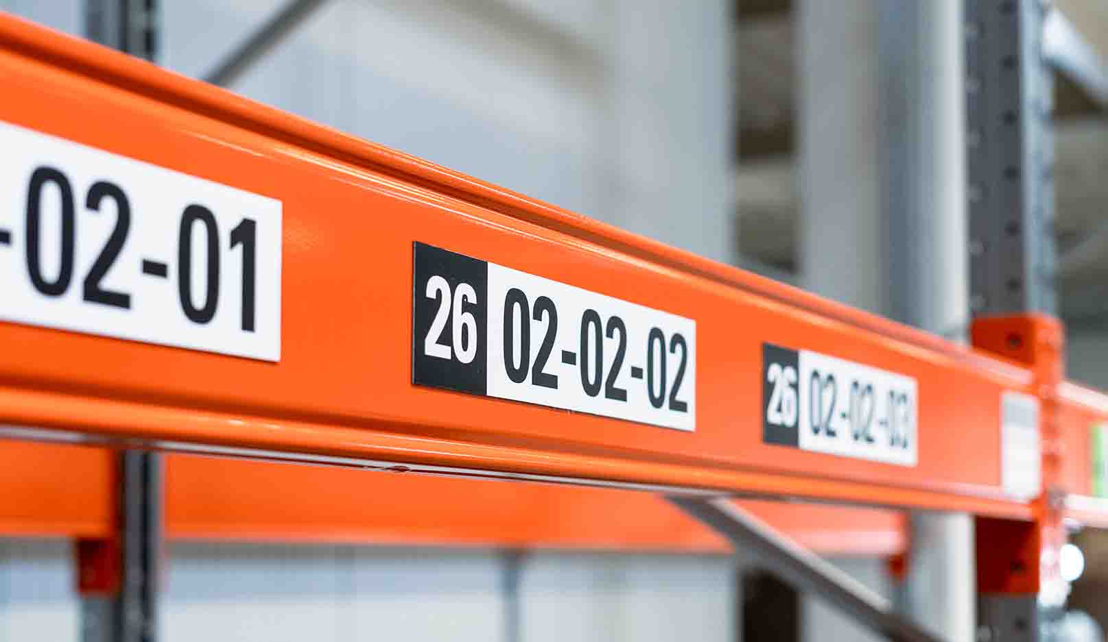 Regalbeschriftung mithilfe von Etiketten 